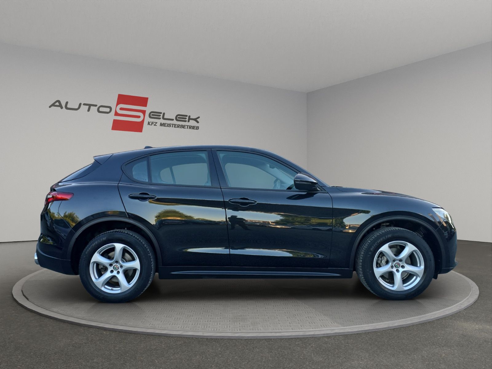 Fahrzeugabbildung Alfa Romeo Stelvio Super Q4 NAVI LEDER AUTOMATIK M+S