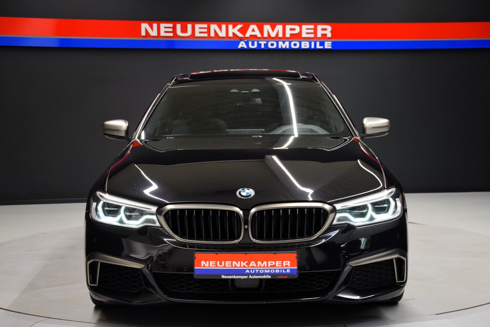 Fahrzeugabbildung BMW M550d xDr Tour Pano H/K HuD ACC Sitzlüft Massage