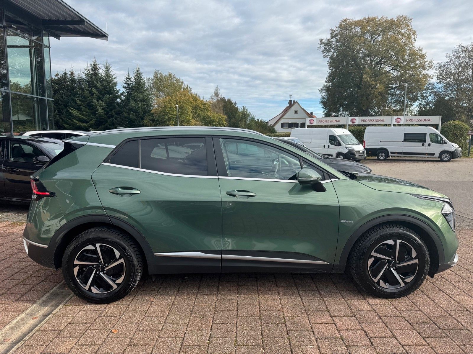 Fahrzeugabbildung Kia SPORTAGE 1.6T  2WD  VISION KOM. AUT. NAVI KAMERA