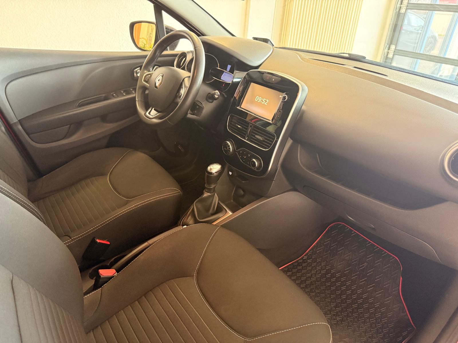 Fahrzeugabbildung Renault Clio IV Limited / KLIMA/ KEYLESS/TÜV SERVICE NEU