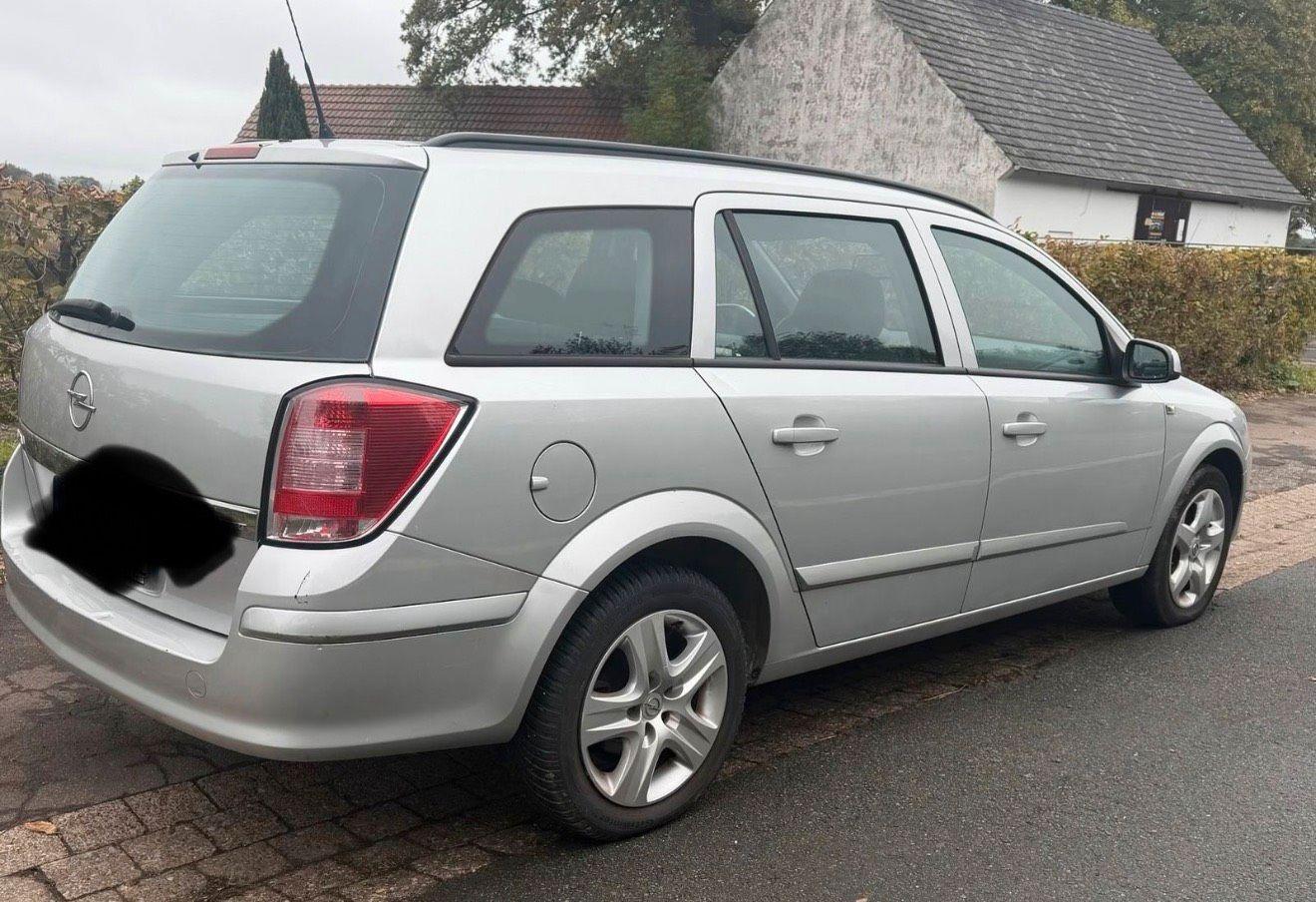 Opel Astra 2007 — салон