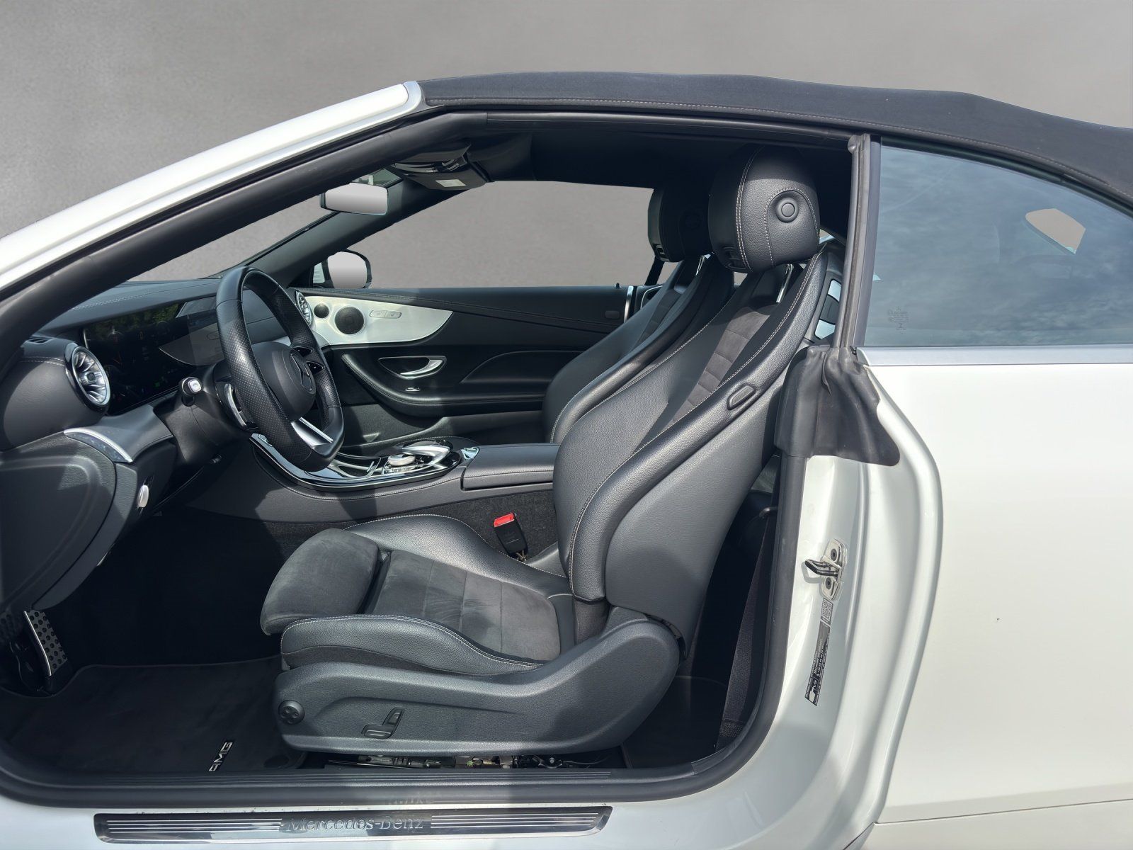 Fahrzeugabbildung Mercedes-Benz E200 Cab AMG HughEndMBUX Business AIRSCARF Totwi
