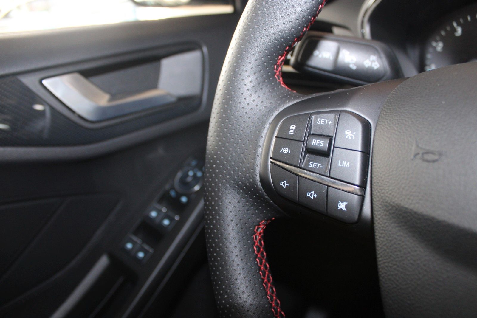 Fahrzeugabbildung Ford Focus ST-Line Aut. LED AHK ACC B&O WinterPak uvm