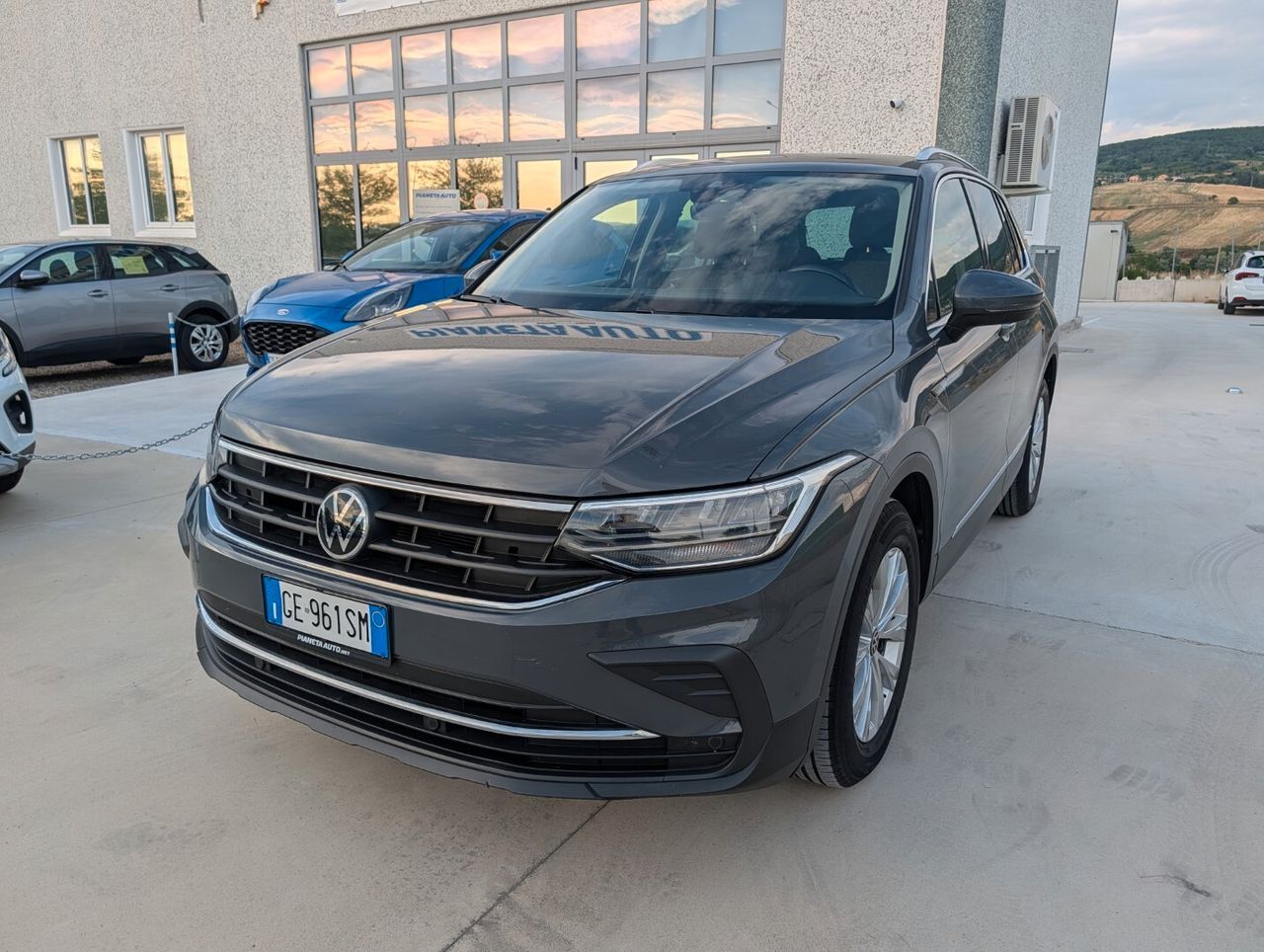 Volkswagen Tiguan - 1
