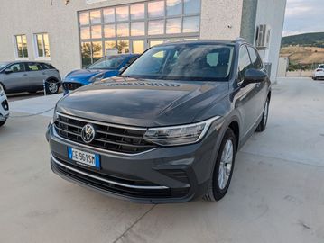 Volkswagen Tiguan - 1