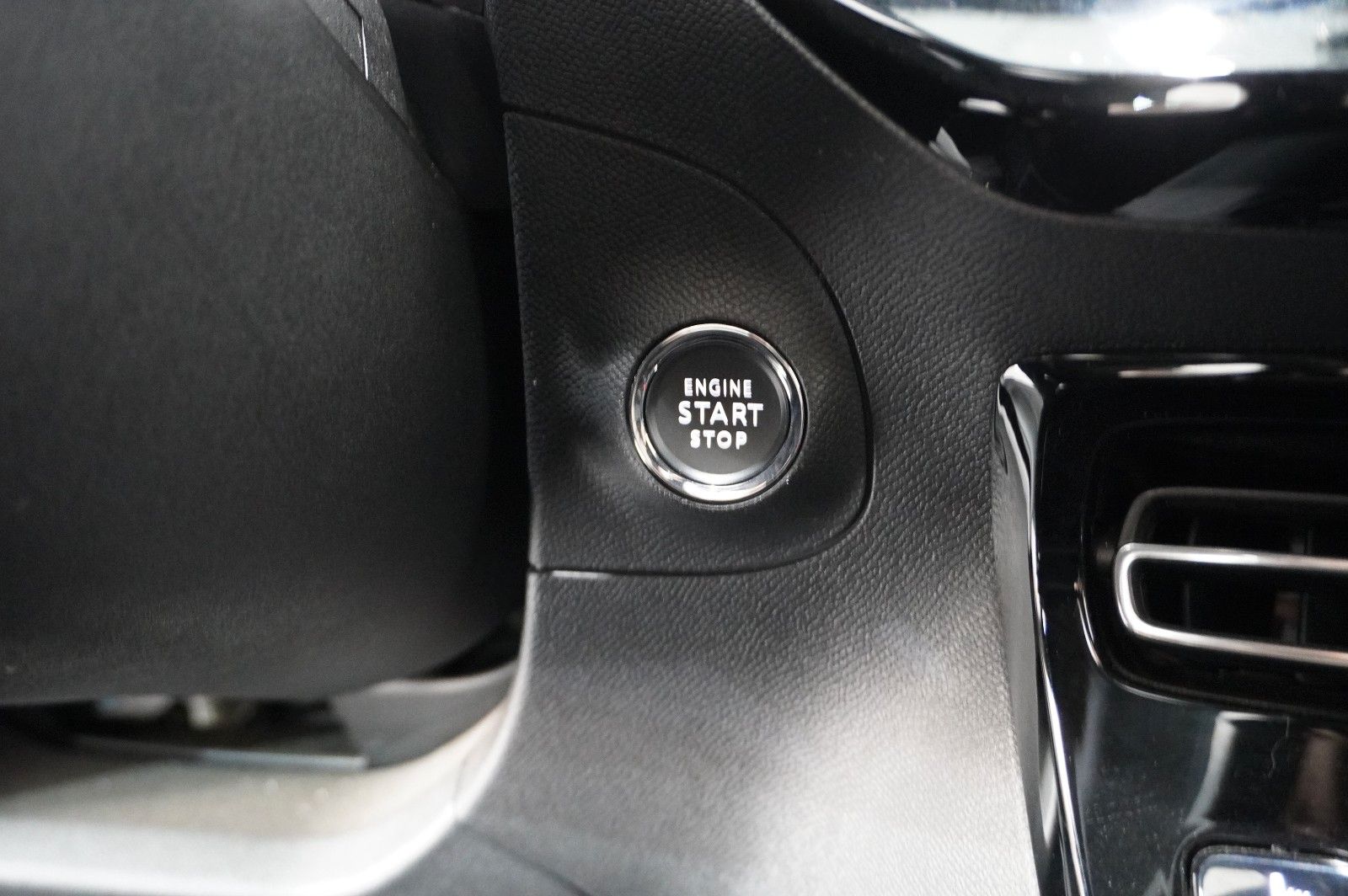 Fahrzeugabbildung Opel Mokka 1.2T ULTIMATE NAVI/LED/KAMERA/SPORT/SH/DAB