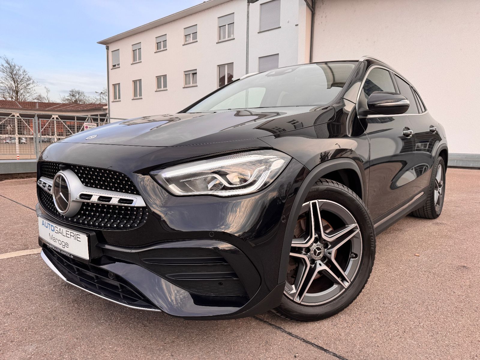 MERCEDES-BENZ GLA 220 d 4M AMG LINE PANO/AHK/DISTRONIC/KAMERA