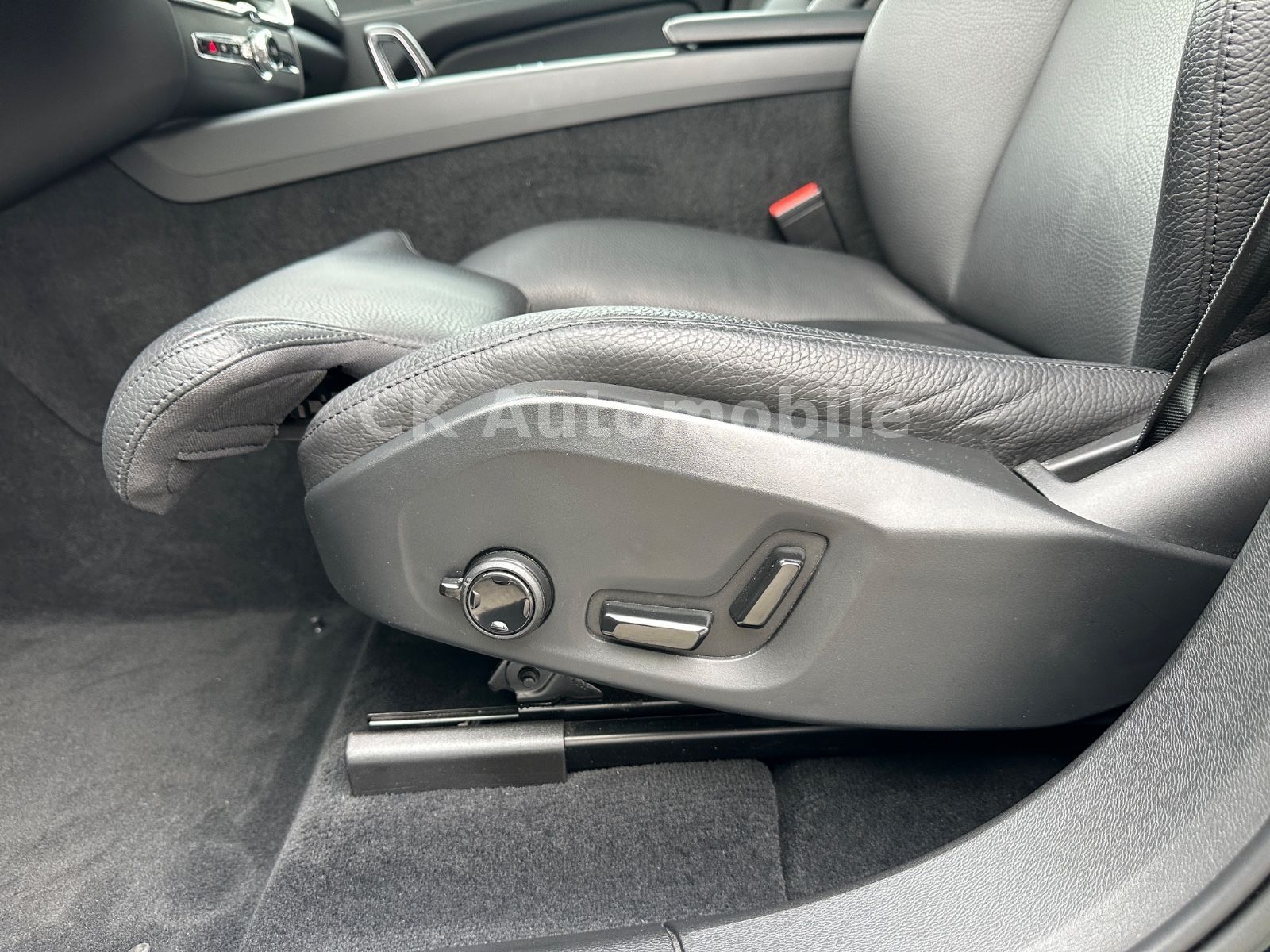 Fahrzeugabbildung Volvo XC60 B4 Plus Bright AWD/Navi/Leder/Pano/LED/Kam.