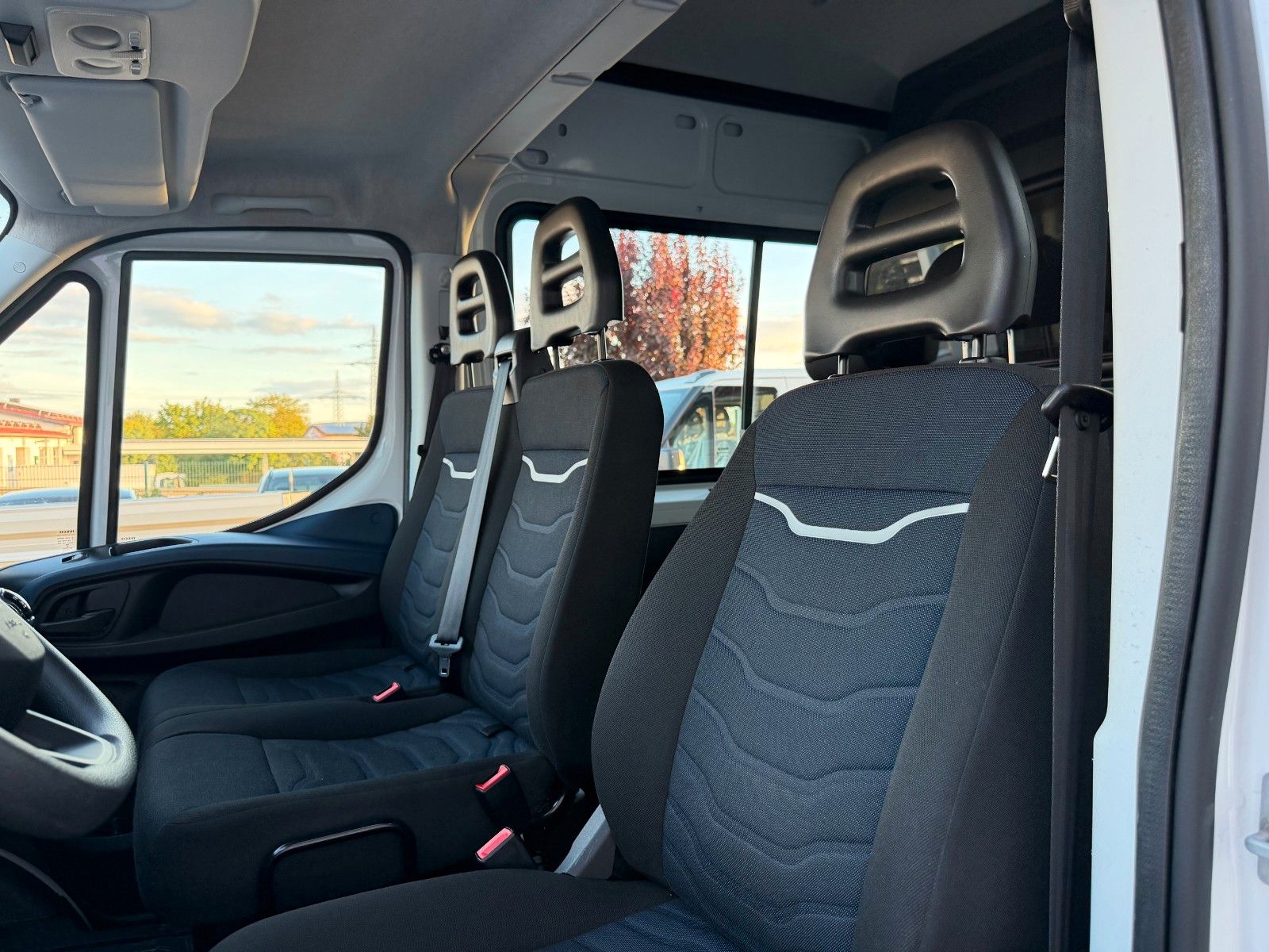 Fahrzeugabbildung Iveco Daily 35S14H CRV , Crewcab, 7-Sitze, Klima