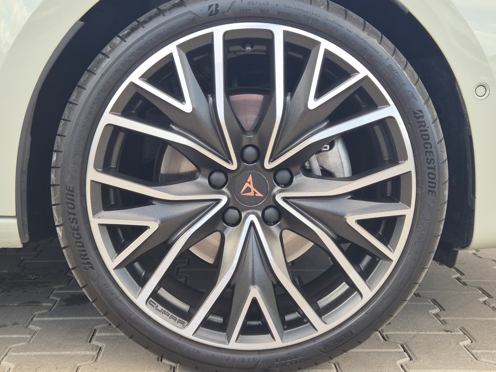 Fahrzeugabbildung CUPRA Leon 1.5 eTSI PANO*DCC*MATRIX*DINAMICA*AHK*5JG.