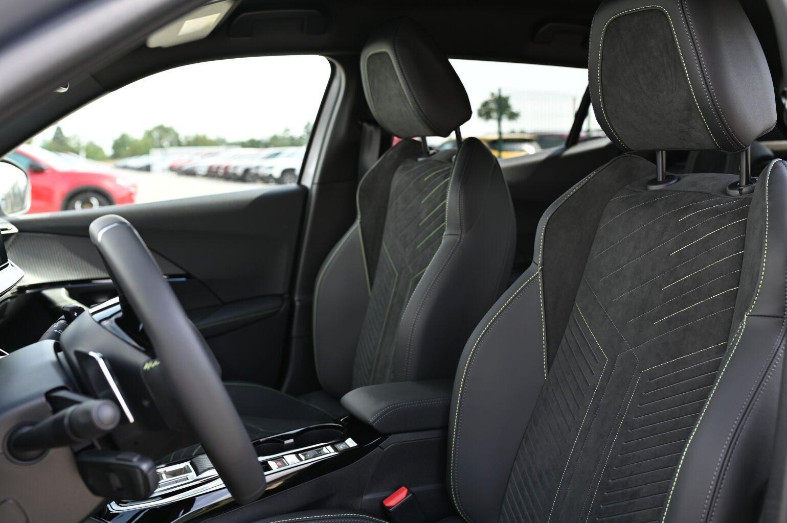 Peugeot 2008 GT Hybrid 145 e-DSC6 Alcantara-Paket*Grip