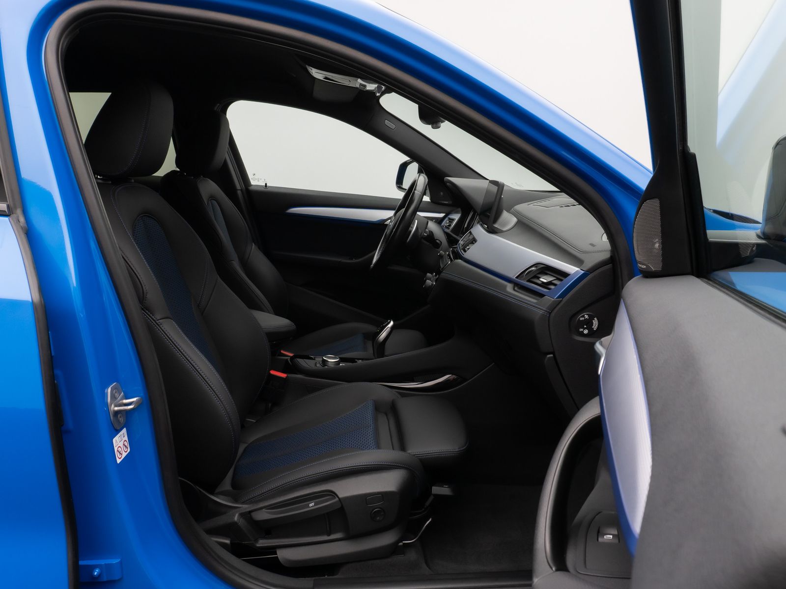 Fahrzeugabbildung BMW X2 M35i Kamera HUD DAB H/K Navi+ Alarm 19Zoll