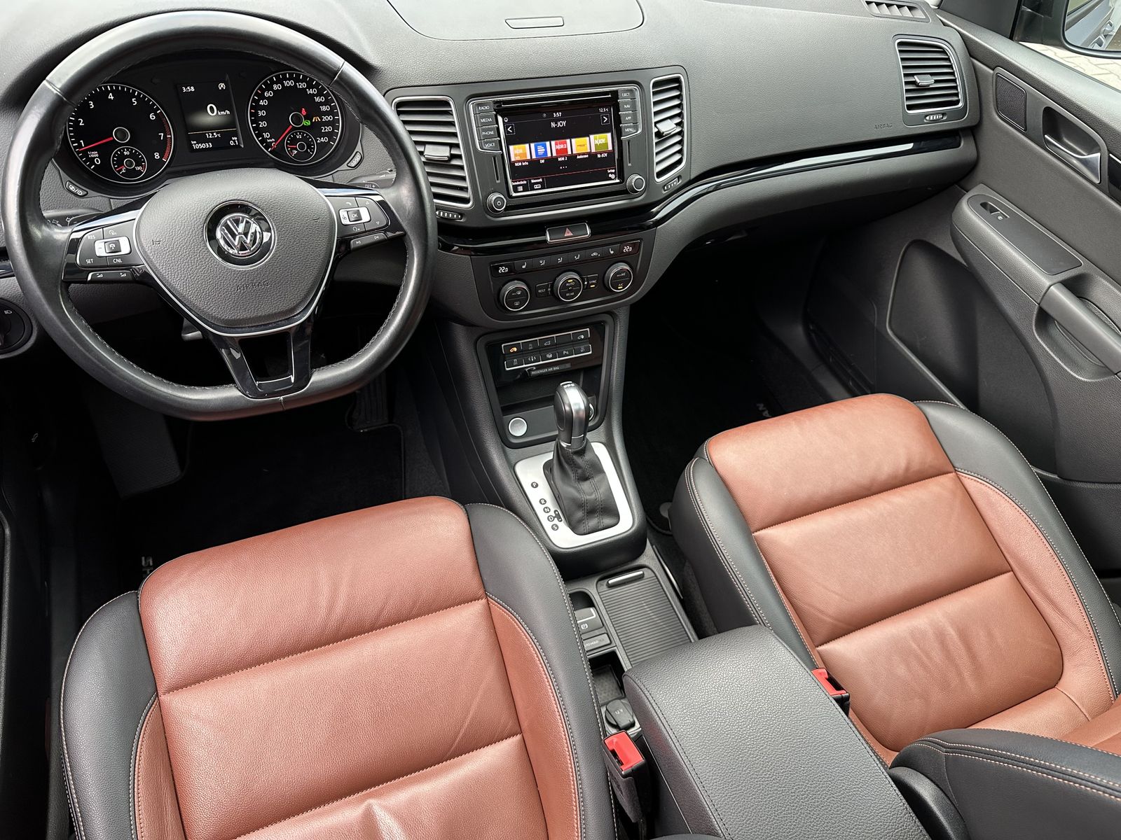 Fahrzeugabbildung Volkswagen Sharan 1.4 TSI DSG HL 7-Sitzer NAV+XEN+AHK+PANO