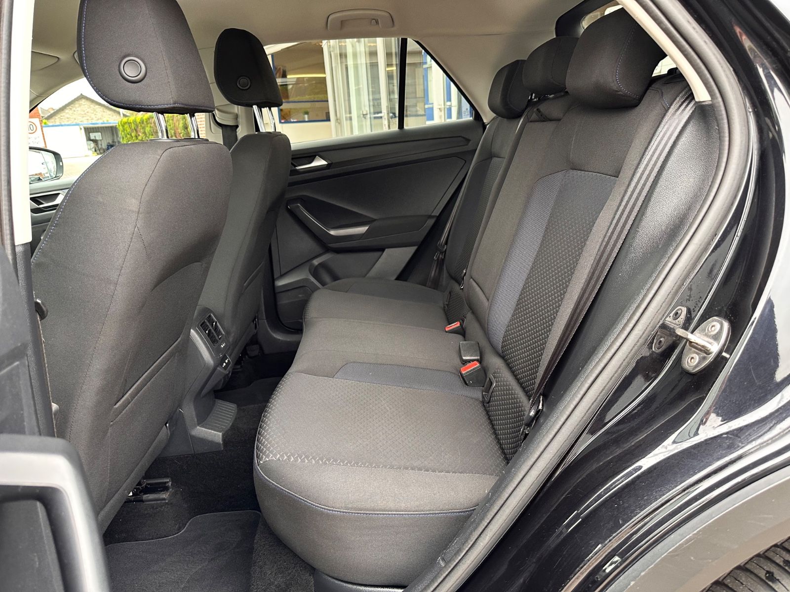 Fahrzeugabbildung Volkswagen T-Roc R Line 2.0 TDI DSG AHK/Beats/Navi/App/19"