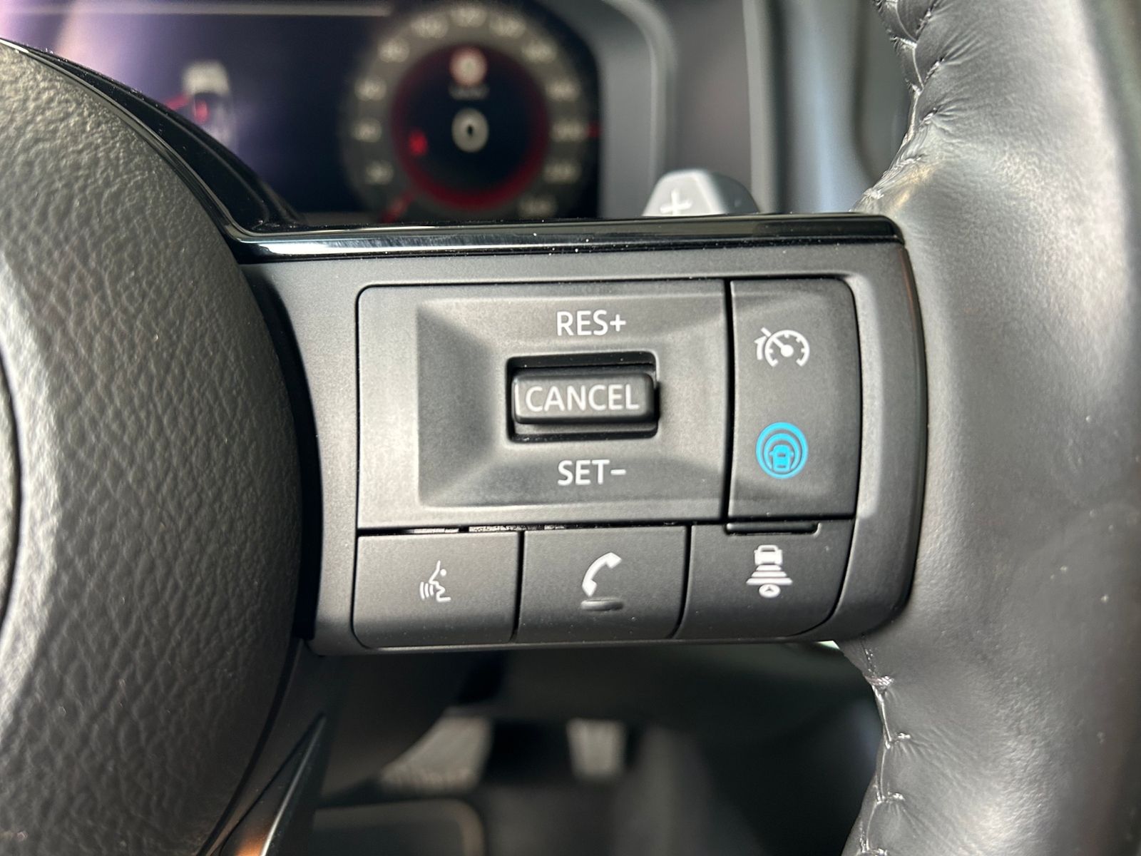 Fahrzeugabbildung Nissan Qashqai Premiere Edition PANO HUD 360° LED NAV