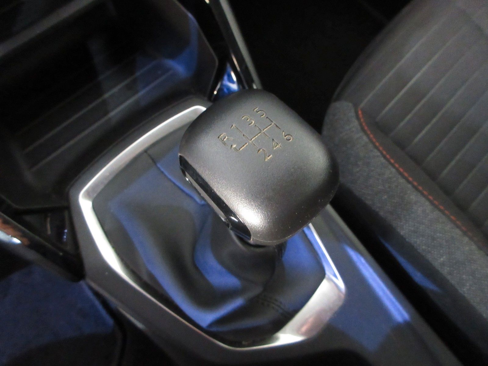 Fahrzeugabbildung Peugeot 208 Active 1.2T  LED/PDC/TEMPOMAT