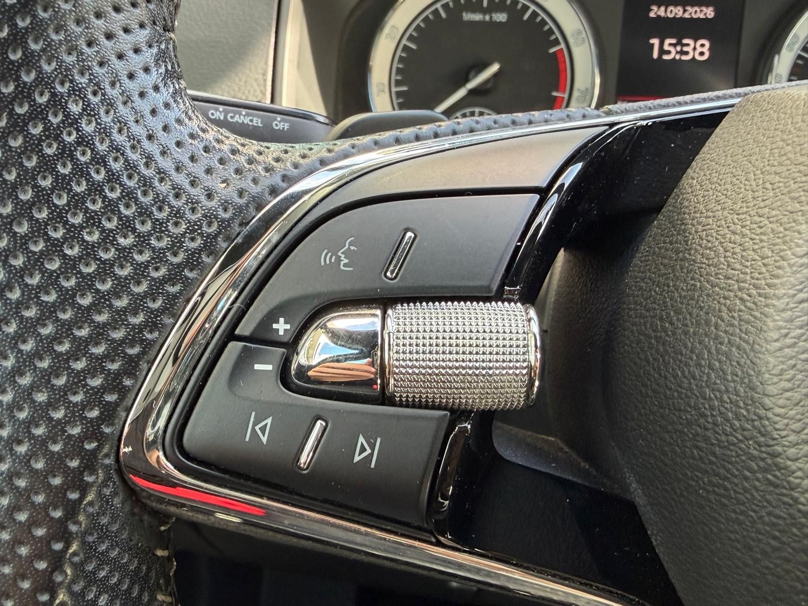 Fahrzeugabbildung SKODA Karoq 2.0TSI Sportline 4x4 DSG LED+NAVI+SHZ+TEMP