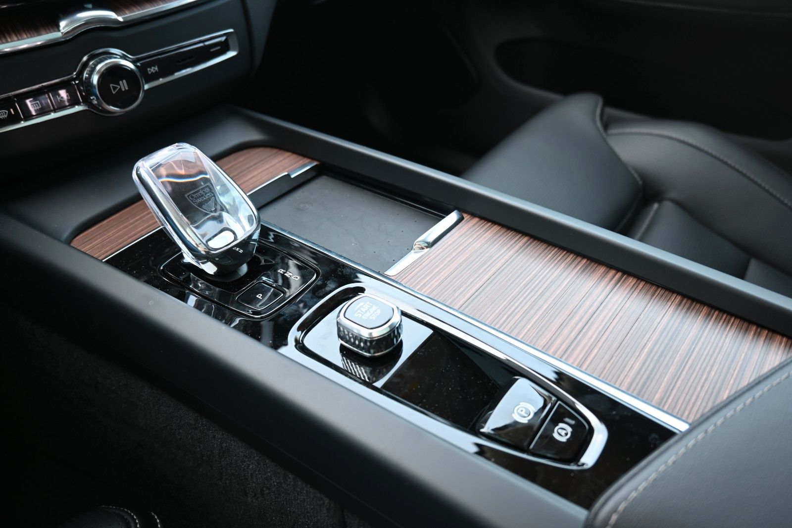 Fahrzeugabbildung Volvo XC60 T6 AWD RC Plus Bright*PANO*360*Luft*H&K*ACC