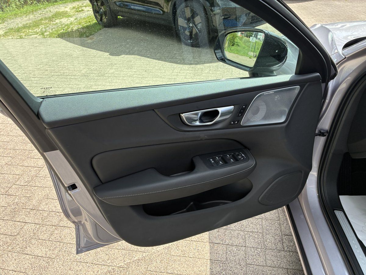 Volvo V60 B4 Ultra Dark *Massage, Head-Up, B&W* foto 7