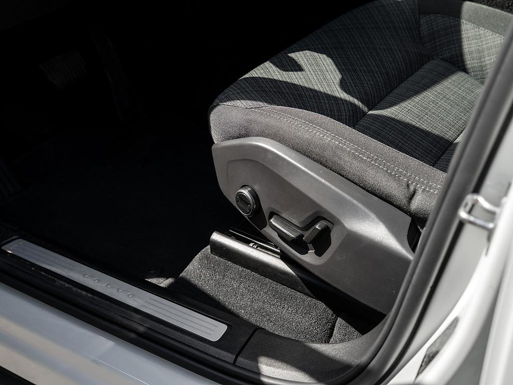 Volvo XC60 B4 Momentum Pro, миниатюра 24