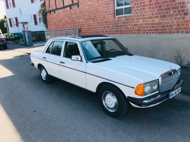 Mercedes-Benz Mercedes W123 230 im Sammlerzustand