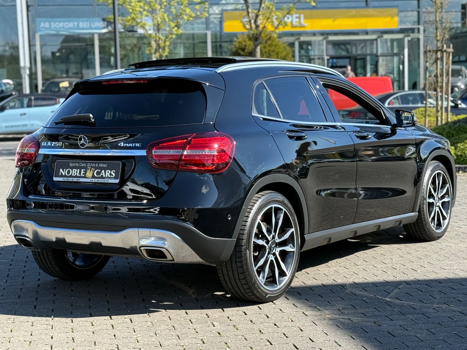 Fahrzeugabbildung Mercedes-Benz GLA 250 4Matic STNDHZ PANO DISTR 360°