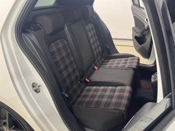 Volkswagen Golf - 11