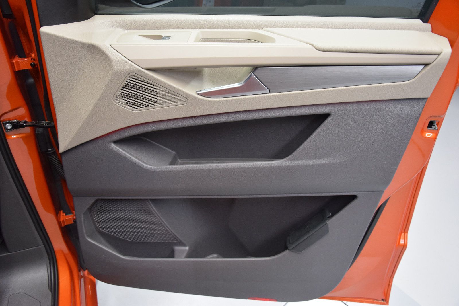 Fahrzeugabbildung Volkswagen T7 Multivan Edition lang Pano ACC vis-a-vis AHK