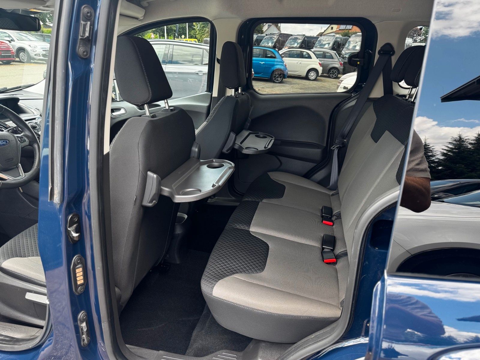 Fahrzeugabbildung Ford Tourneo Courier Titanium Sitzheizung Klima