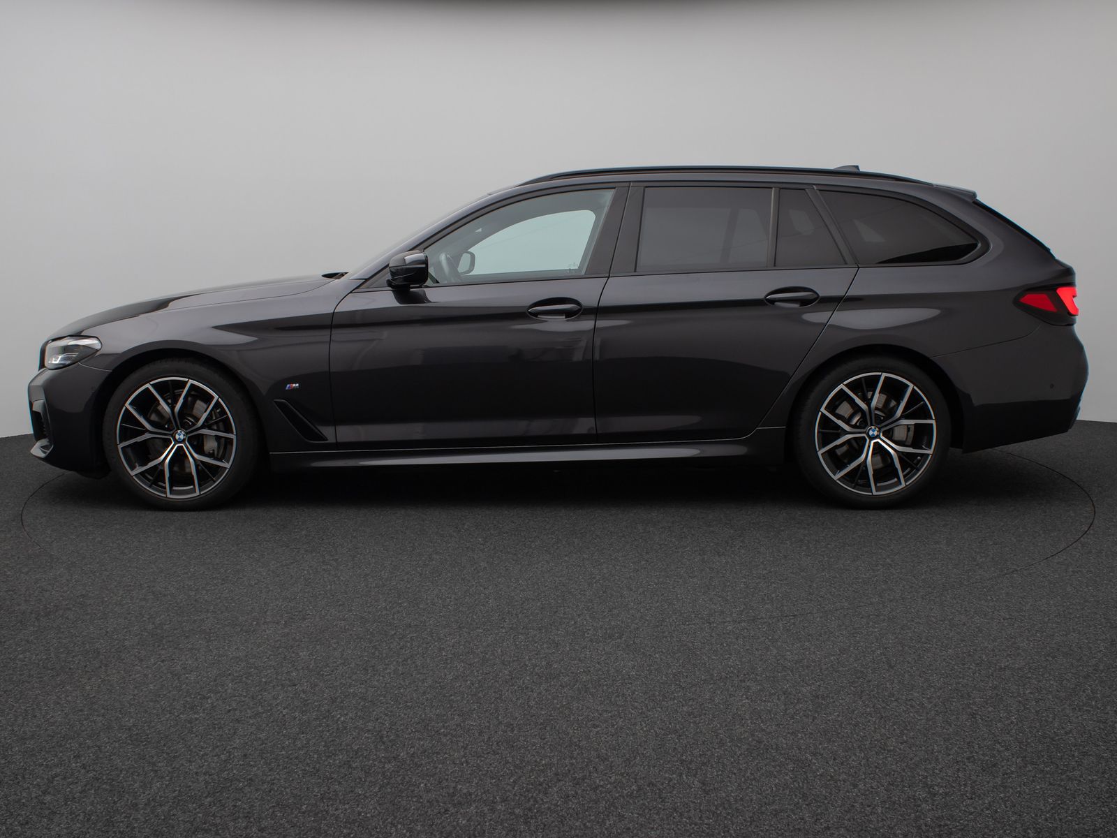 Fahrzeugabbildung BMW 530d xD M Sport Kamera HUD DAB H/K Komfort Alarm