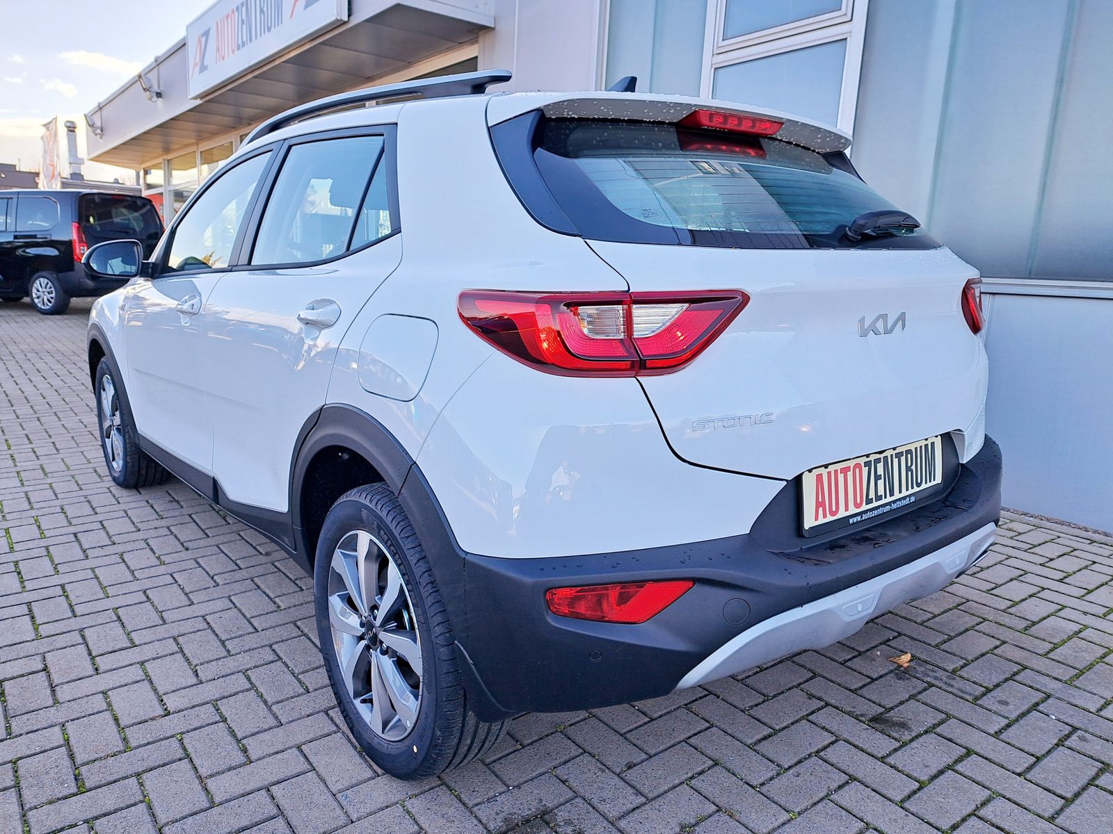 Fahrzeugabbildung Kia Stonic 1.0 T-GDI AUTOMATIK LED NAVI WINTERPAKET