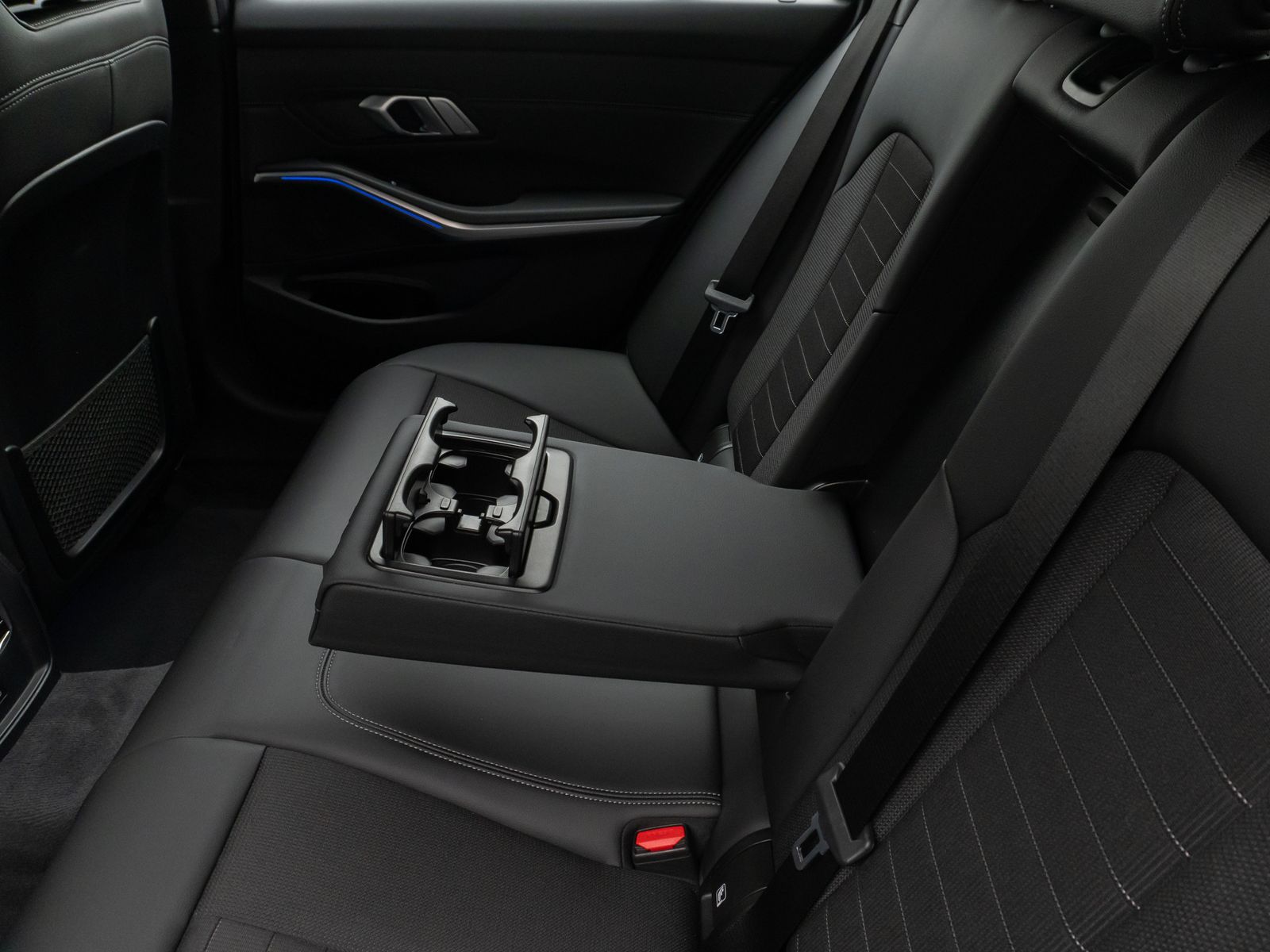 Fahrzeugabbildung BMW 330i xD SportLine DAB HiFi PDC Alarm LED M Sport