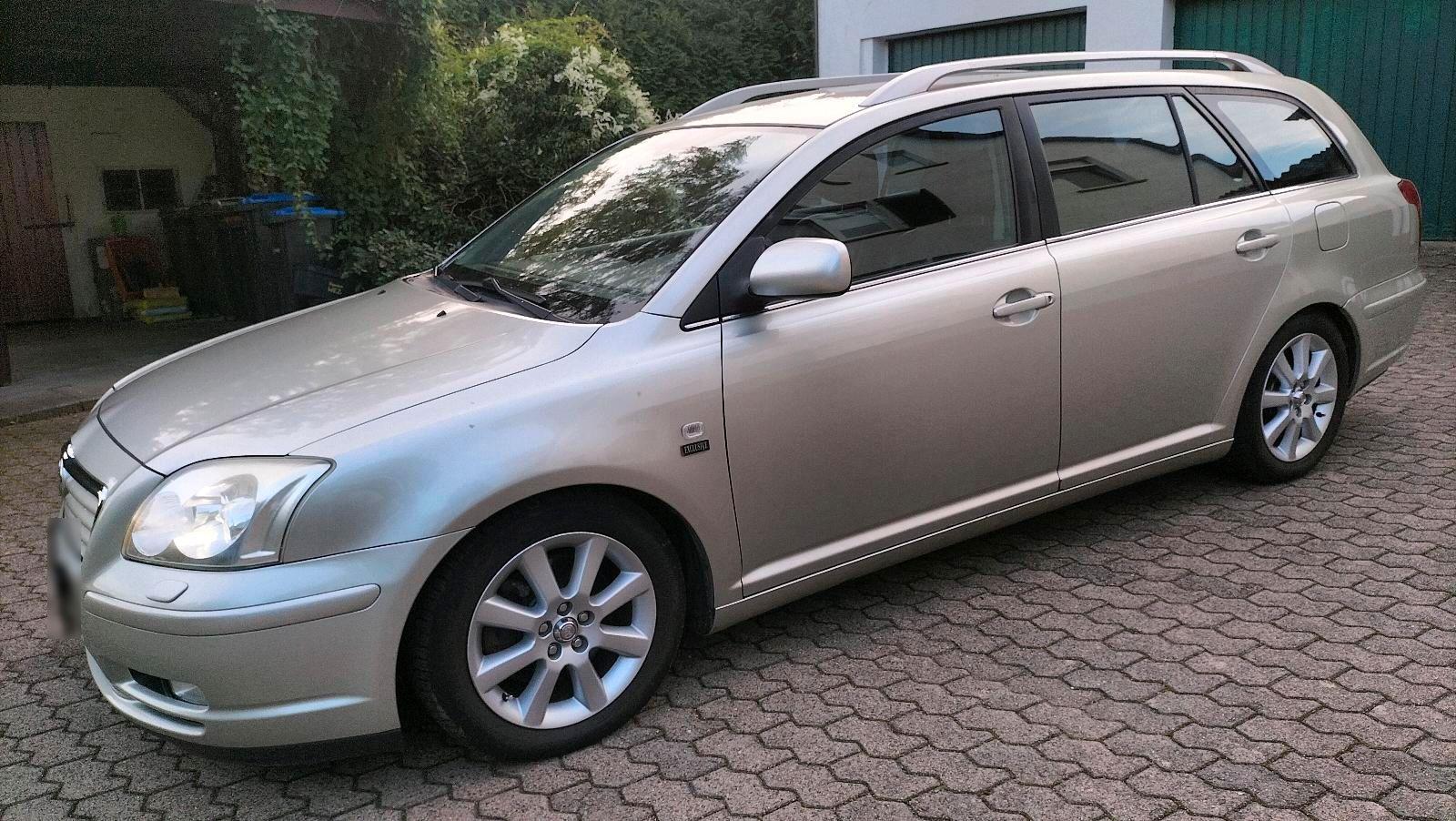 Toyota Avensis 2004 — rear view