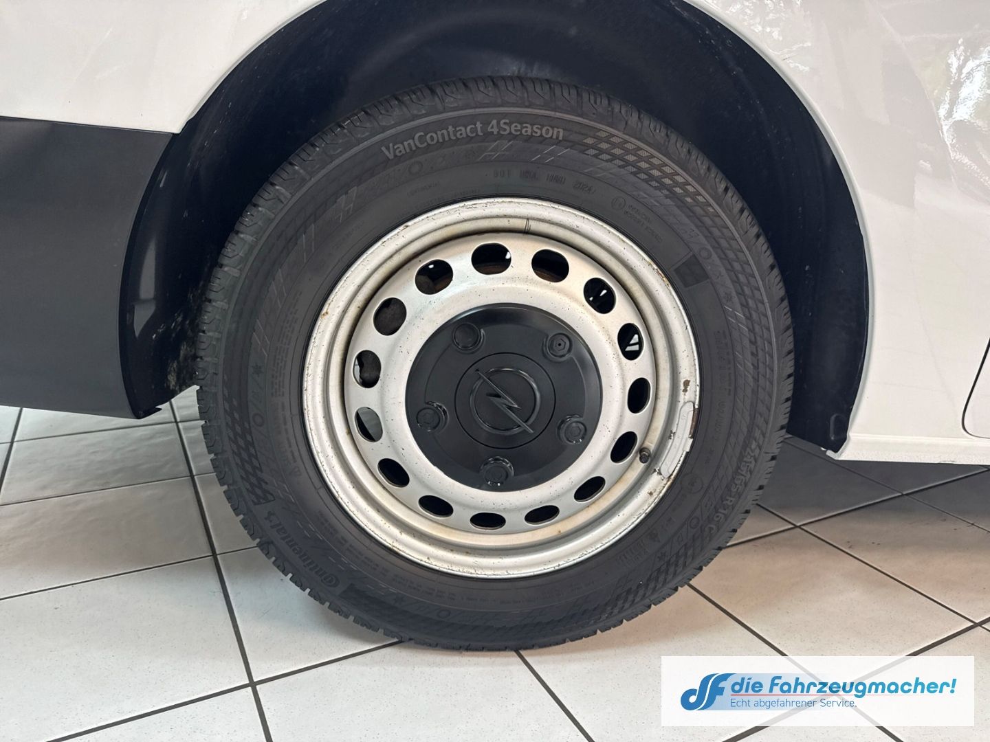 Fahrzeugabbildung Opel Vivaro Kombi L 1.5 D EU6d Apple CarPlay Android