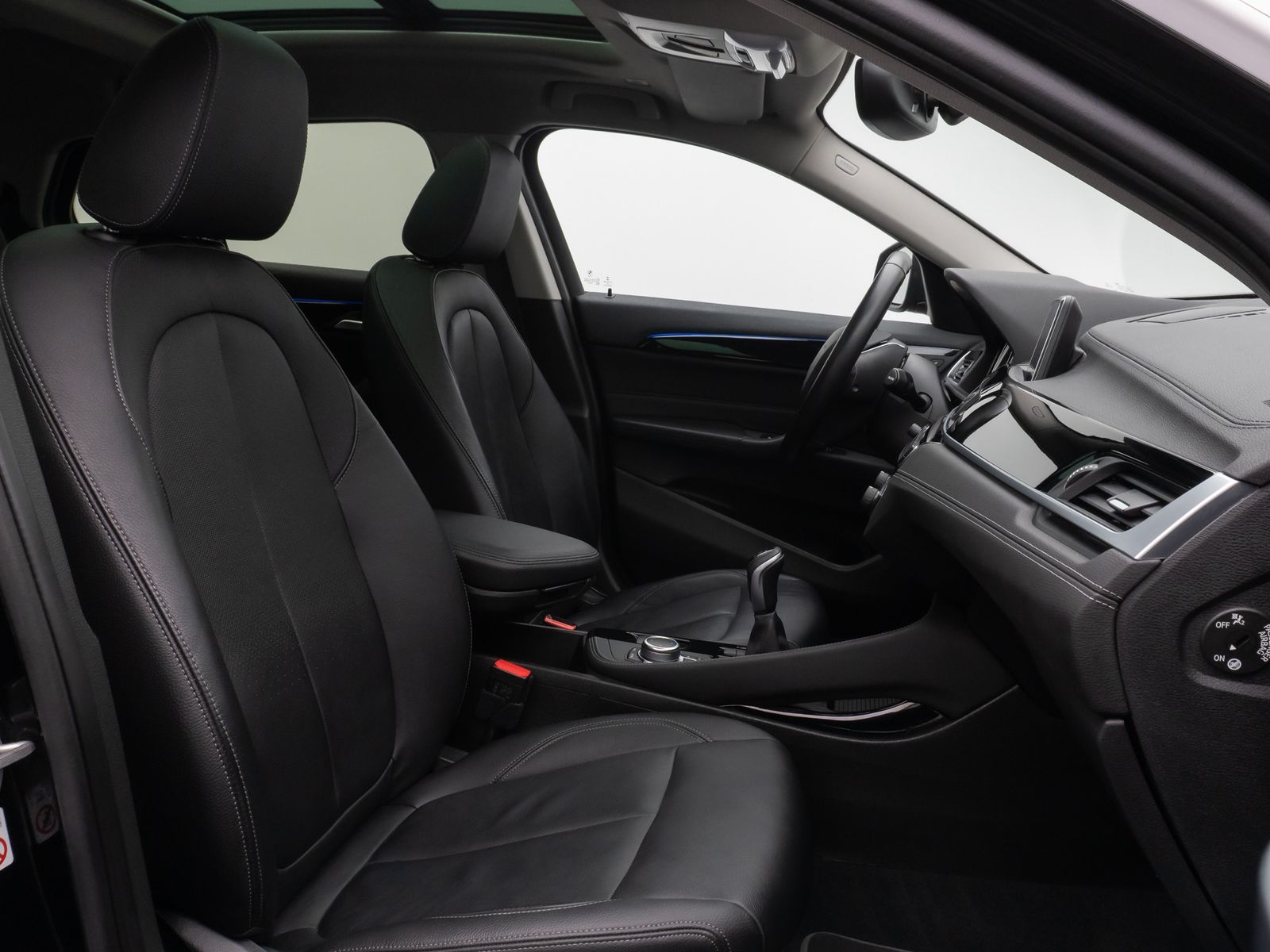 Fahrzeugabbildung BMW X2 sD18i Panorama Parkassist DAB HiFi AHK LED