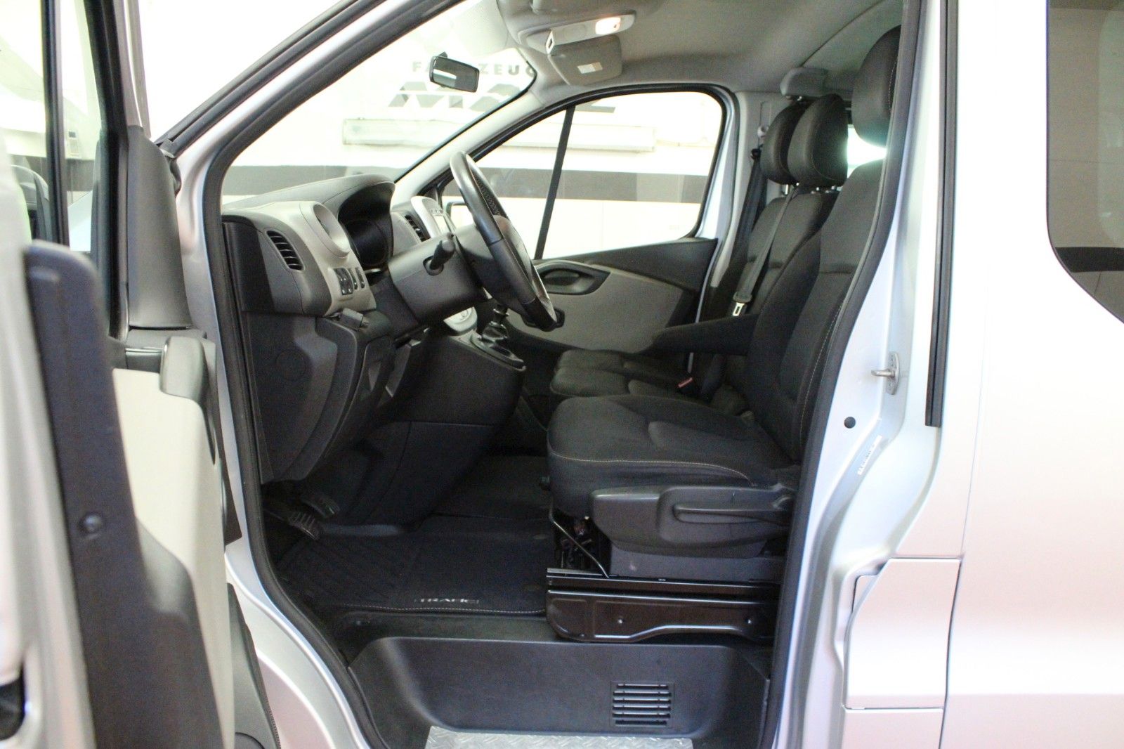 Fahrzeugabbildung Renault Trafic Combi dci 125 Expression*9-Sitzer*Navi*AH