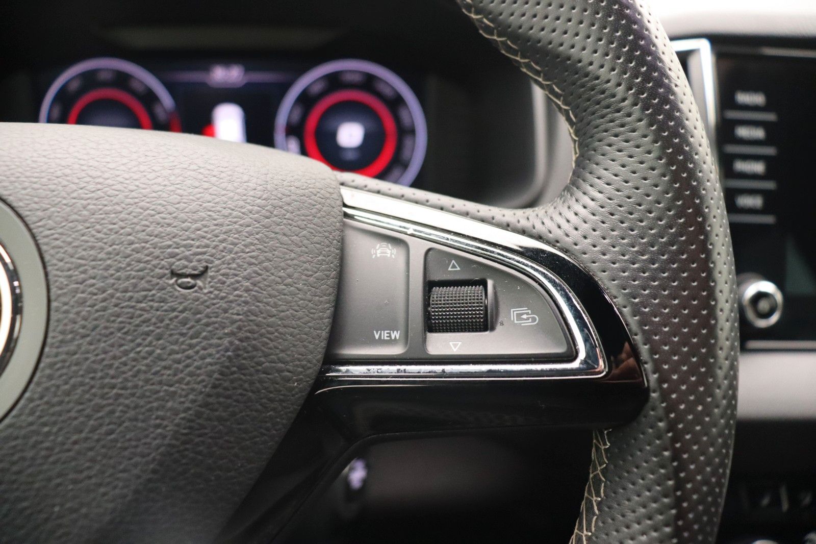 Fahrzeugabbildung SKODA Karoq 1.5 Ambition Sports-Line LED NAVI ACC