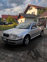 Skoda Octavia Combi 4x4 2.0 Elegance Elegance - Skoda Octavia: Allradantrieb, Elegance