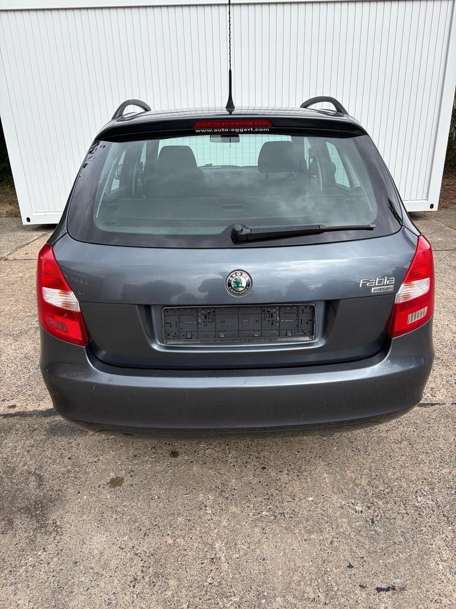 Skoda Fabia 2010 — салон