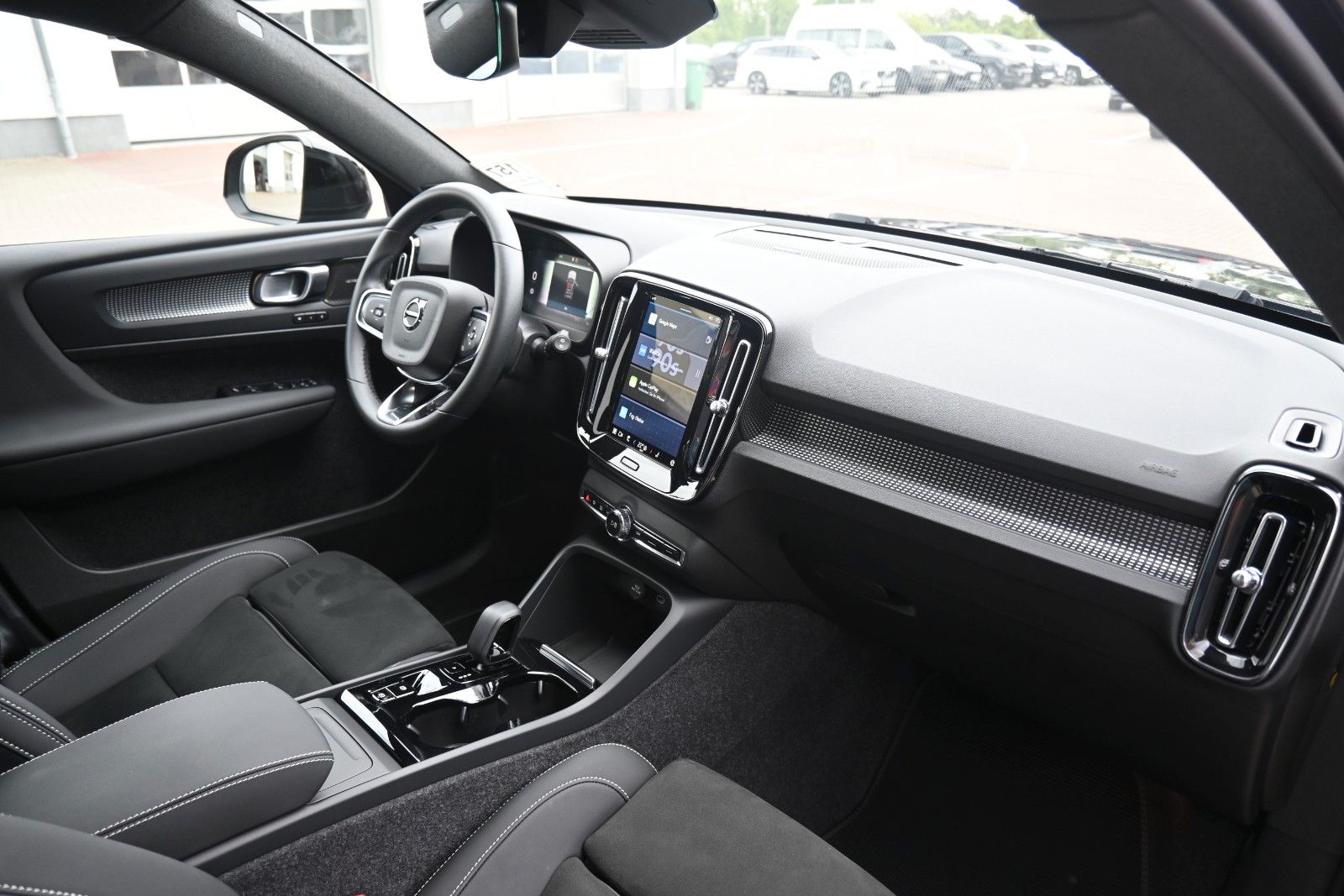 Fahrzeugabbildung Volvo XC40 B3 Plus Black Edition*LED*360*H&K*BLIS*20"