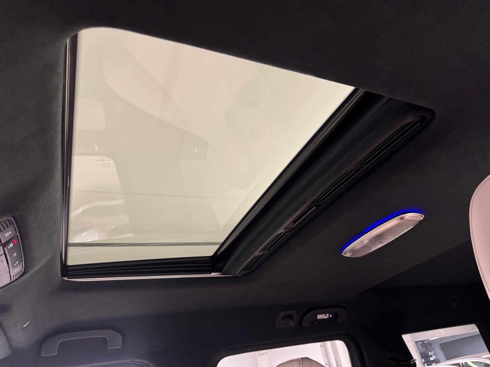 Fahrzeugabbildung Mercedes-Benz G 450 d AMG*20"*Night*STDHZG*Distro*AHK*Massage*