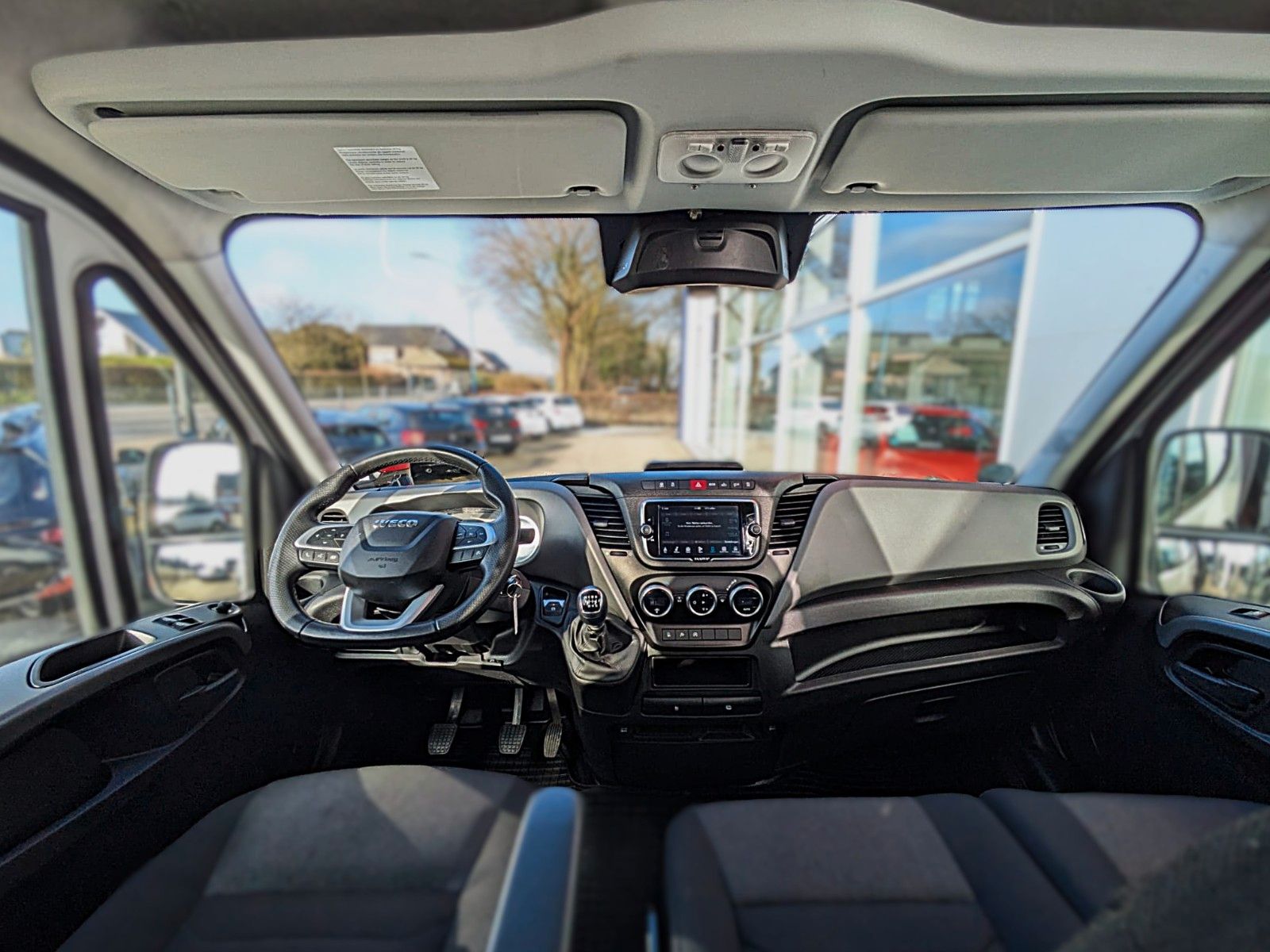 Fahrzeugabbildung Iveco Daily DOKA KASTEN 6 SITZE KLIMA NAVI STANDH. CAM