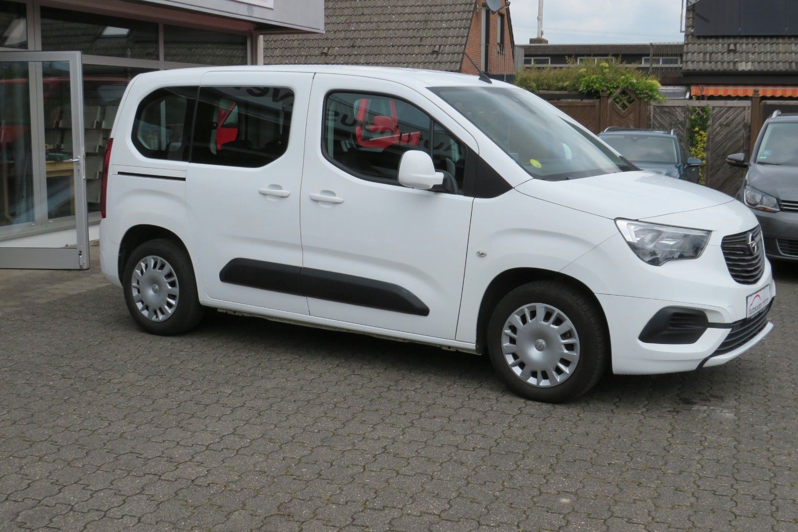 Fahrzeugabbildung Opel Combo Life E Edition NACI APP-CONNECT AHK 1.HD