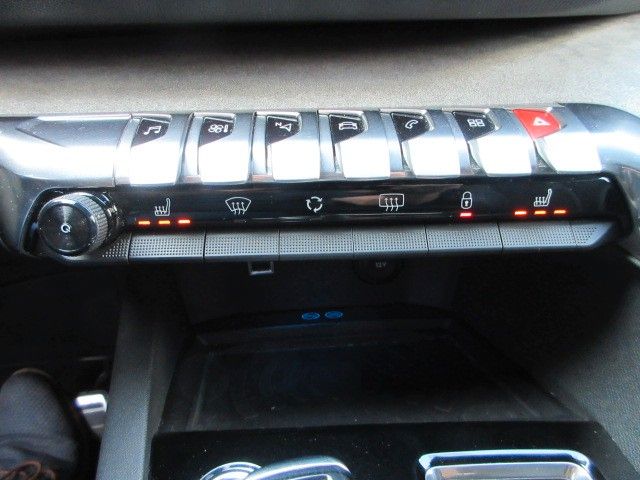 Fahrzeugabbildung Peugeot 5008 GT 1.5D NAVI/LED/SHZ/LEDER/MASSAGE/PARKASS