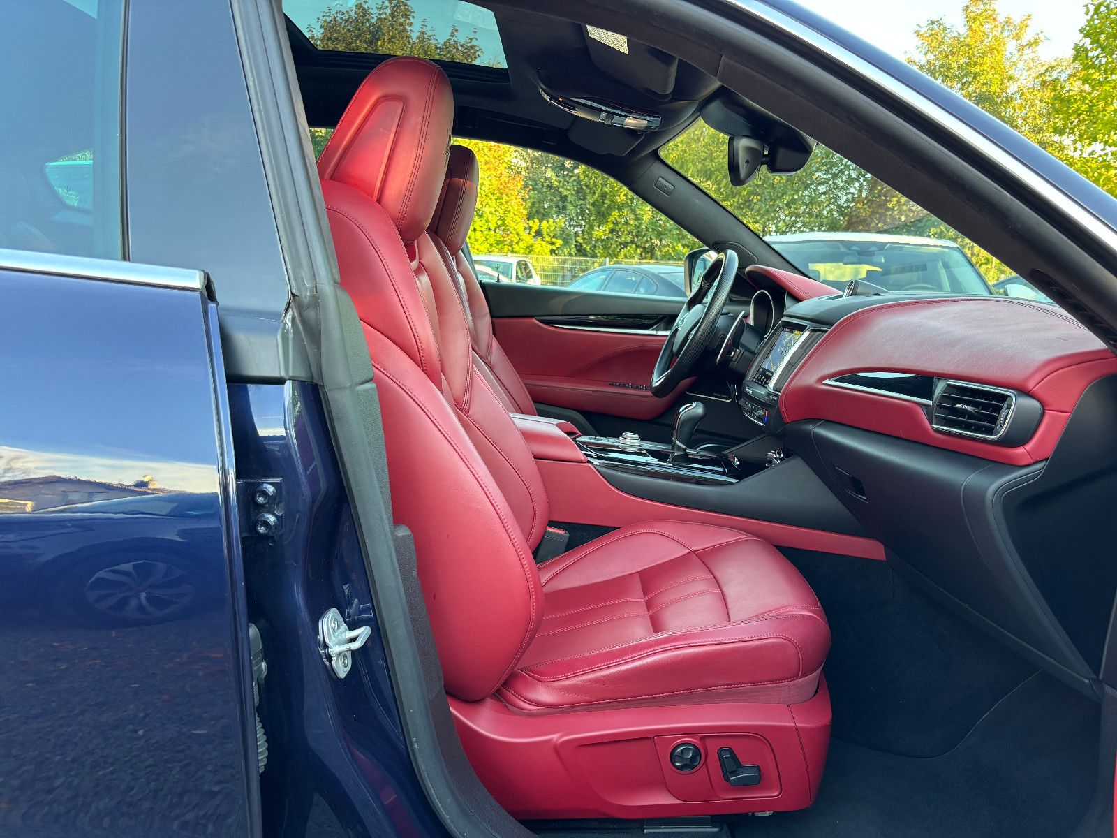 Fahrzeugabbildung Maserati Levante/EXCLUSIVE/RED/360'KAM/PANO/HARMAN-KARDON