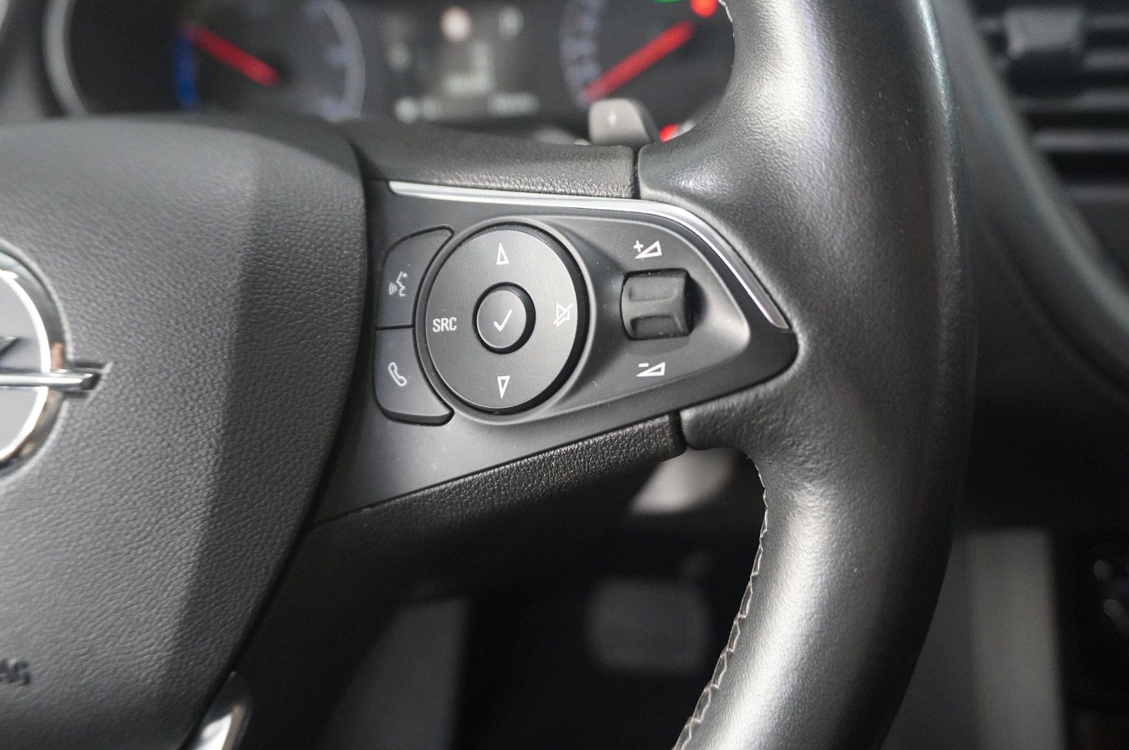 Fahrzeugabbildung Opel Grandland (X) 1.6 HYBRID ELEG. NAVI/360°/LED/DAB