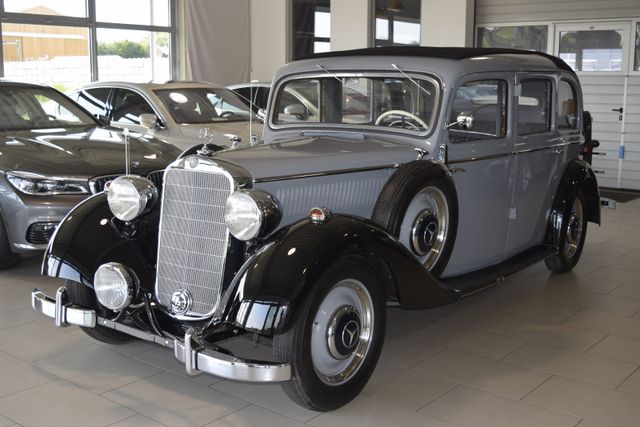 Mercedes-Benz 230 (W143) Pullmann Landaulet