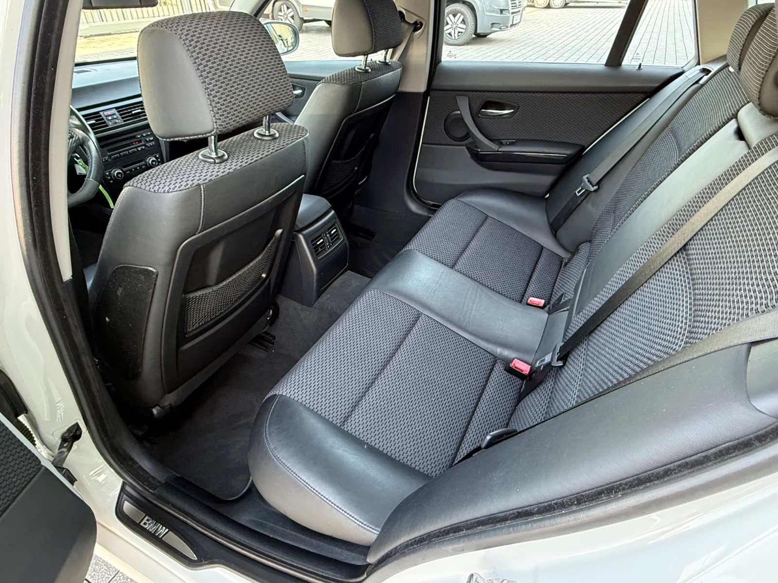 Fahrzeugabbildung BMW 325 i Touring PANO KLIMAAUTO XENON WINTERRÄDER