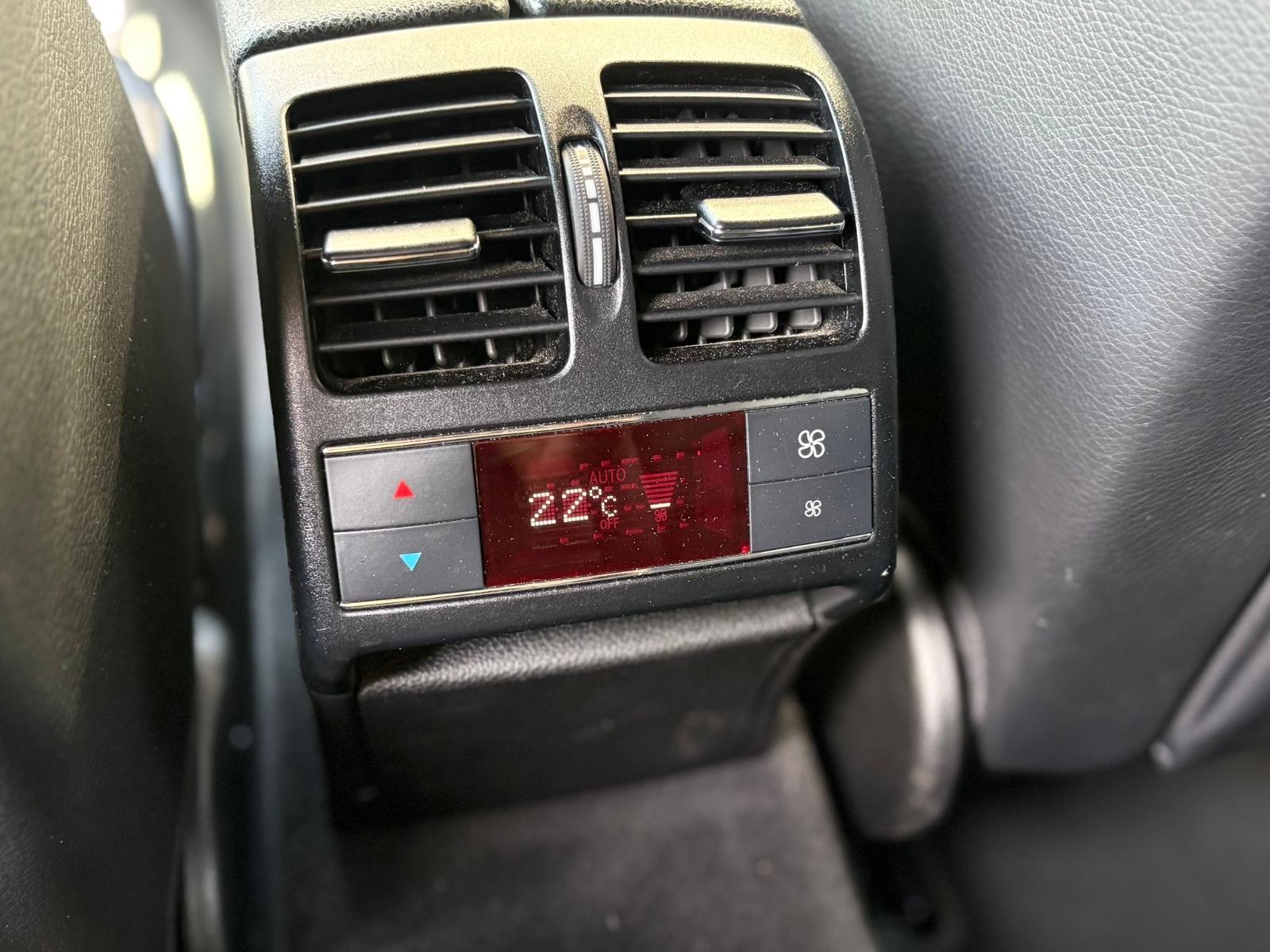 Mercedes-Benz C300 2012 — photo 11