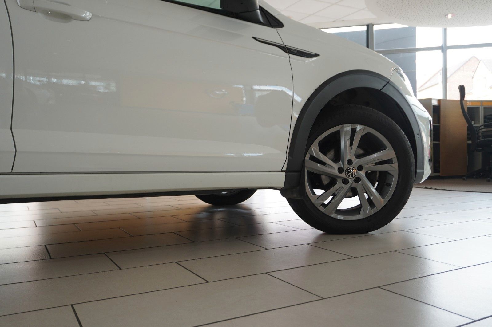 Fahrzeugabbildung Volkswagen Taigo 1.0 TSI R-LINE NAVI/LED/KAMERA/SPORT/DAB+
